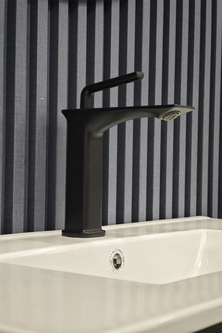 حنفية مغسلة أسود مطفي بتصميم هندسي فاخر